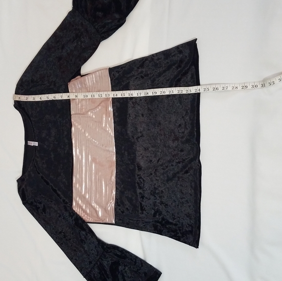 Beautiful woman's velvet top - Picture 5 of 9